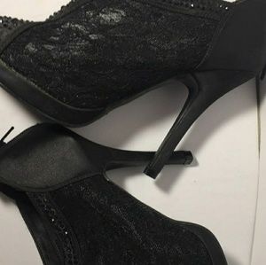 Black Heels! With black jewels